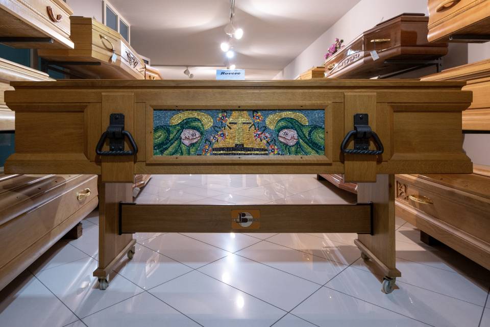 cofano funebre con decorazione artigianale
