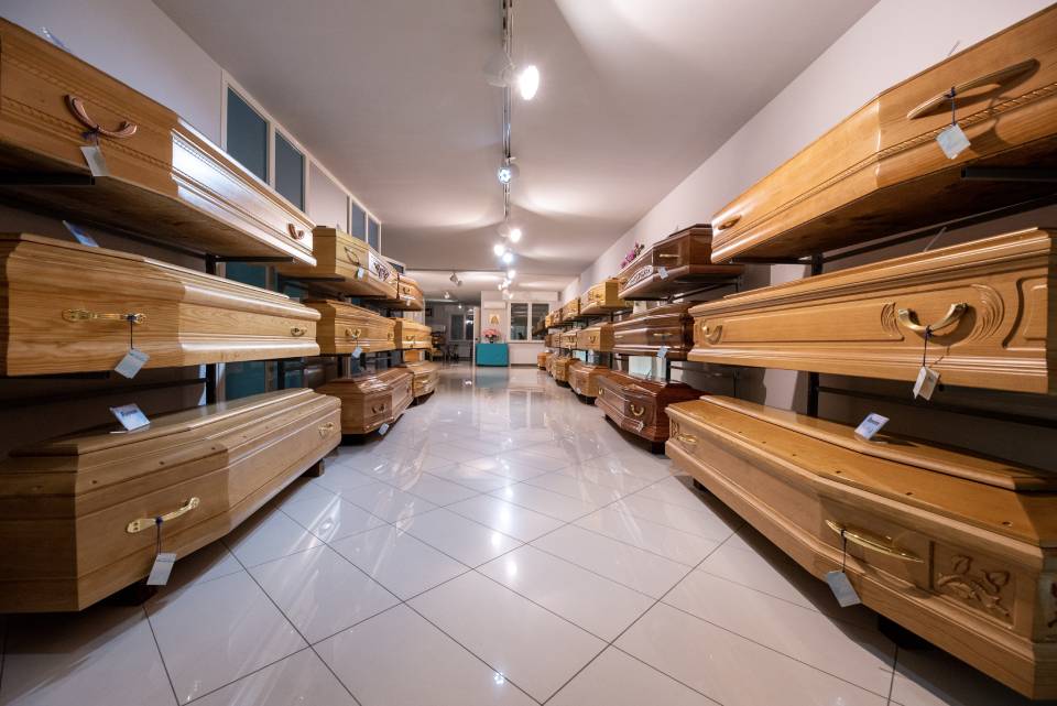 esposizione di cofani funebri