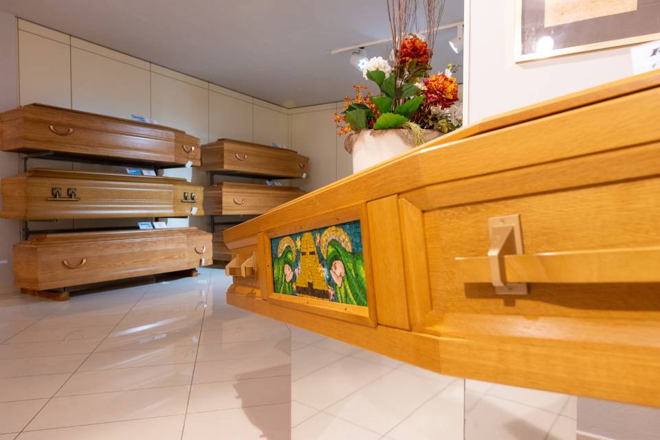 cofani funebri artigianali in legno