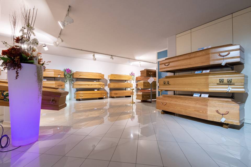 cofani funebri in esposizione