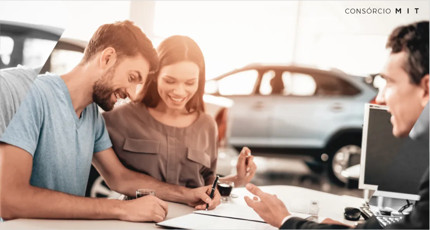 Um homem e uma mulher estão sentados à mesa assinando um contrato.