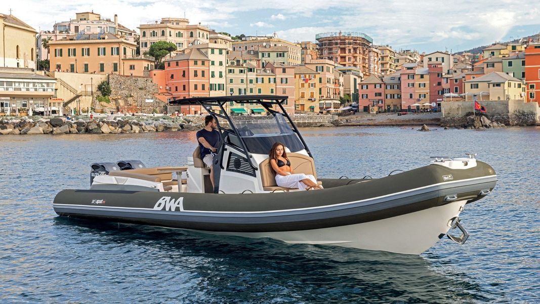 Un uomo e una donna sono seduti su una barca in acqua.