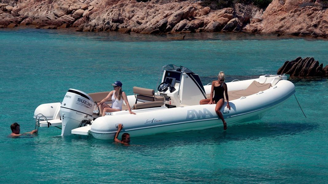 Un gruppo di persone è in piedi su una barca in acqua.