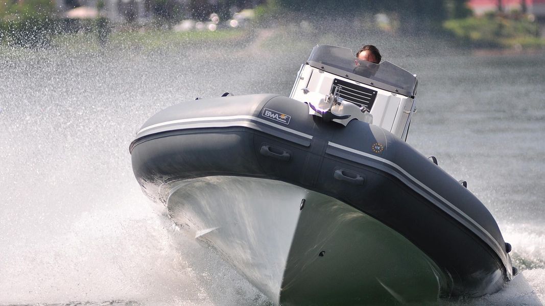 Un uomo sta navigando su una barca su uno specchio d'acqua.