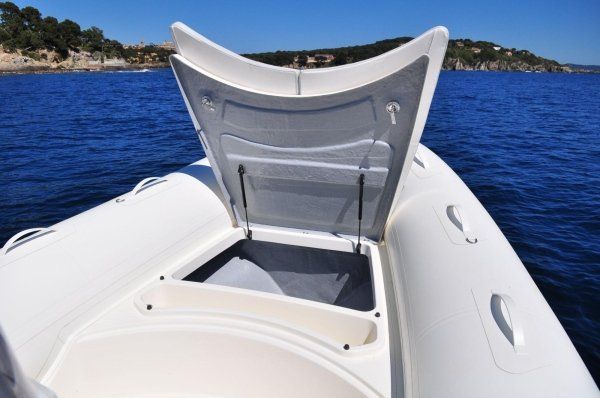 Una barca bianca con il cofano in alto nell'oceano
