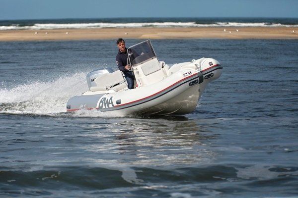 Un uomo sta guidando una barca nell'oceano.