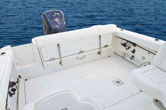 Una barca bianca galleggia sulla superficie di uno specchio d'acqua.