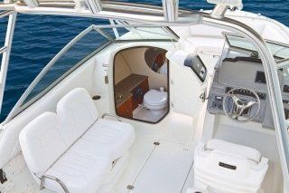 L'interno di una barca con un bagno e un volante.