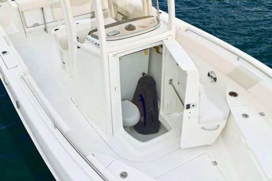 Una barca bianca galleggia sulla superficie di uno specchio d'acqua.