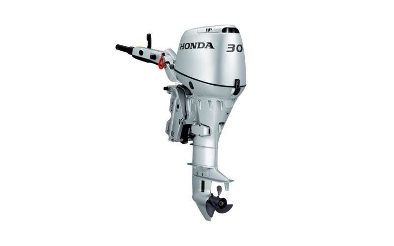 Un motore fuoribordo Honda è raffigurato su uno sfondo bianco.