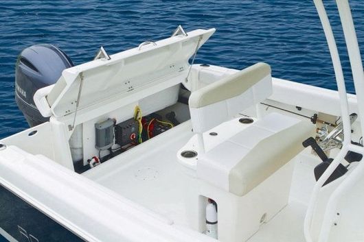 Una barca bianca galleggia sulla superficie di uno specchio d'acqua.