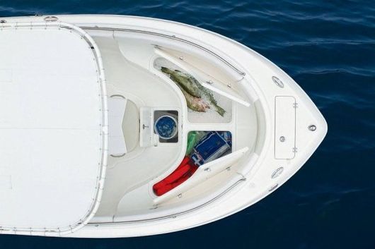 Una vista aerea di una barca bianca nell'oceano