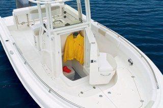Una barca bianca galleggia sulla superficie di uno specchio d'acqua.