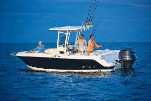 Un gruppo di persone sta pescando su una barca nell'oceano.