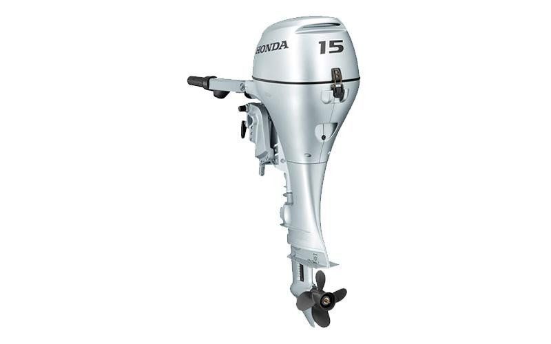 Un motore fuoribordo Honda è raffigurato su uno sfondo bianco.