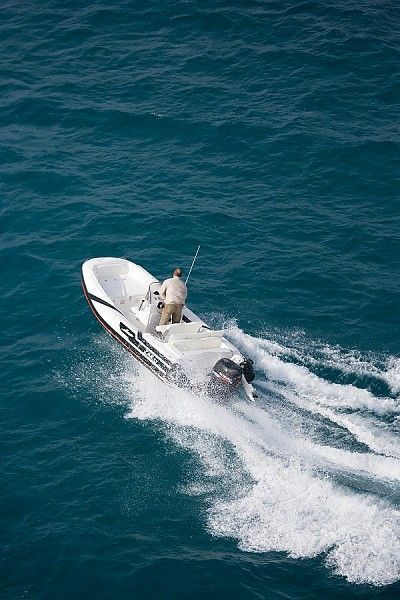 Un uomo sta pescando su una piccola barca nell'oceano.