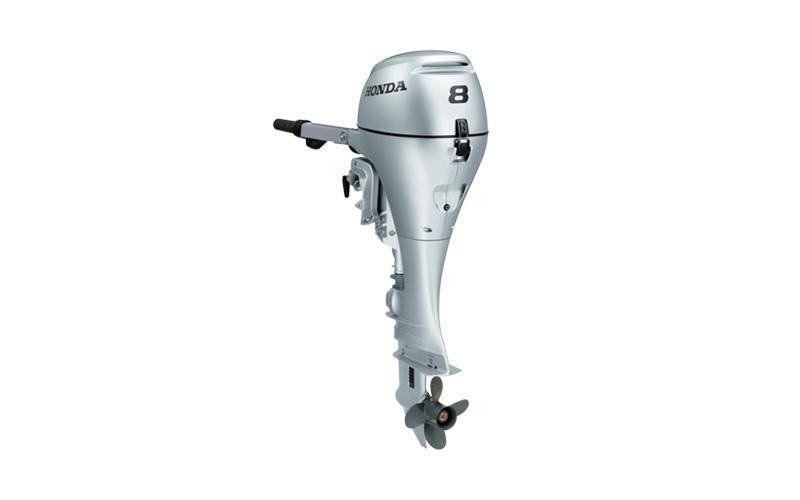 Un motore fuoribordo Honda è raffigurato su uno sfondo bianco.