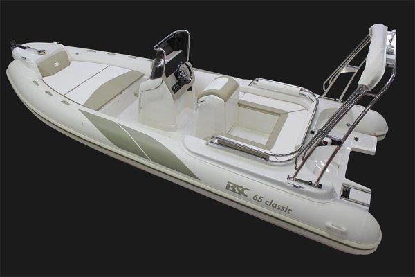 Una barca bianca con la scritta esc 62 classic