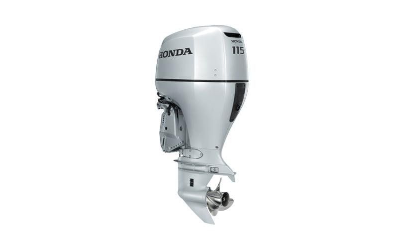Un motore fuoribordo Honda è raffigurato su uno sfondo bianco.