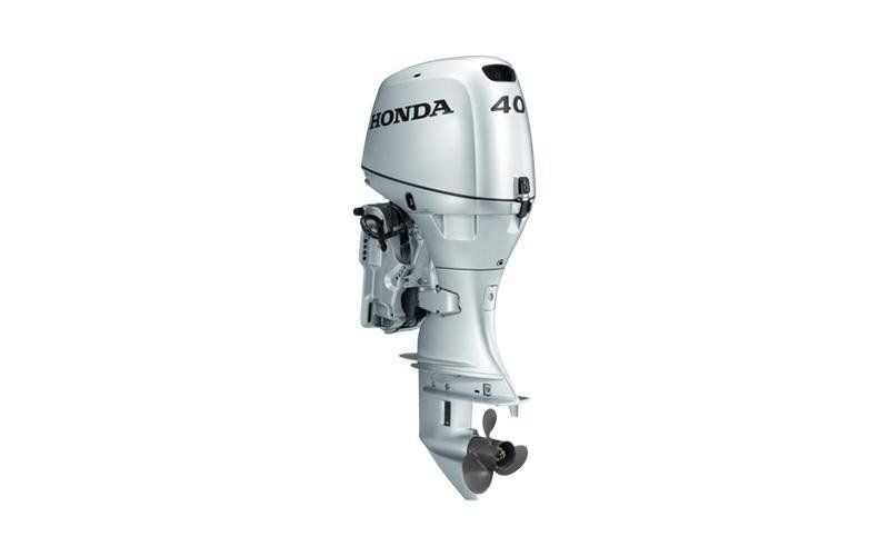 Un motore fuoribordo Honda è raffigurato su uno sfondo bianco.