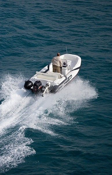 Una barca galleggia sulla superficie di uno specchio d'acqua.