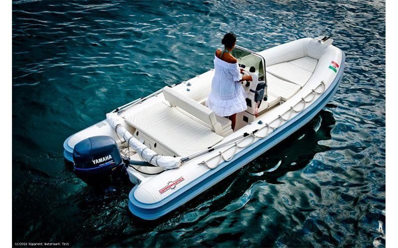 Una donna è seduta su una piccola barca in acqua.