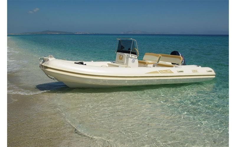 Una barca bianca è seduta su una spiaggia nell'oceano