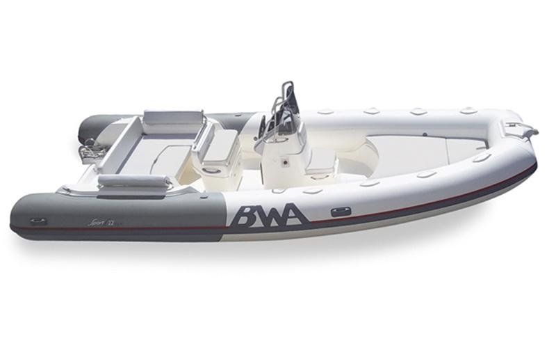 Un gommone bianco e grigio su uno sfondo bianco.
