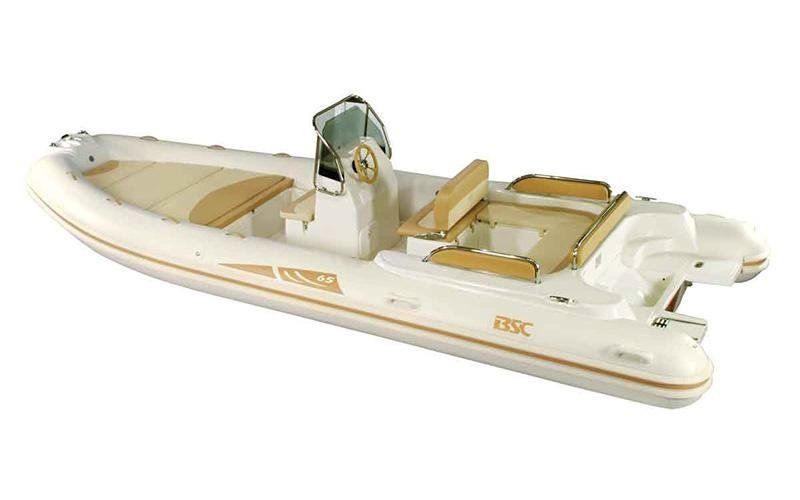 Un gommone bianco e oro è appoggiato su una superficie bianca.