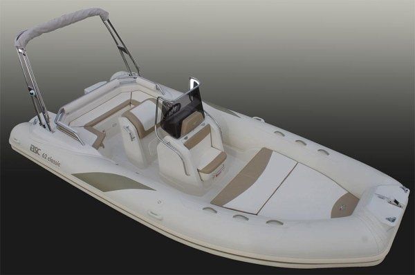 Una barca bianca con un sedile nero e un volante