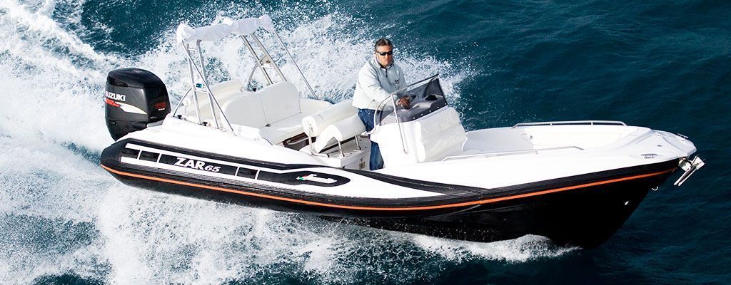 Un uomo sta guidando una barca bianca nell'oceano
