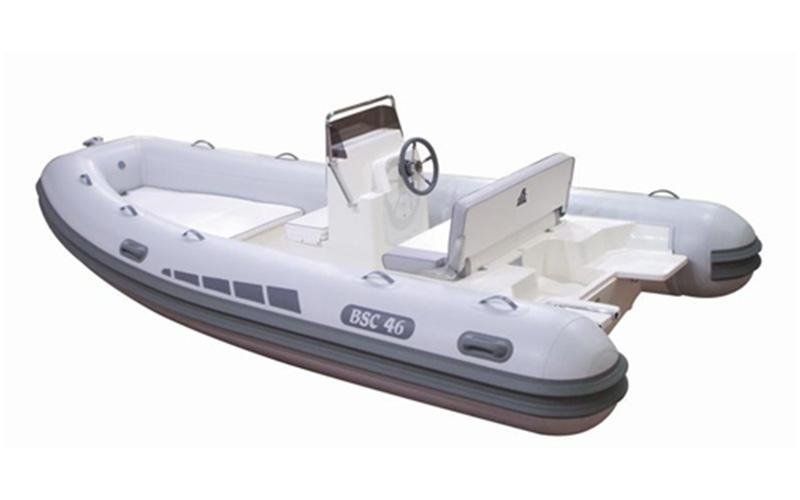 Un gommone bianco e marrone con un volante su uno sfondo bianco.