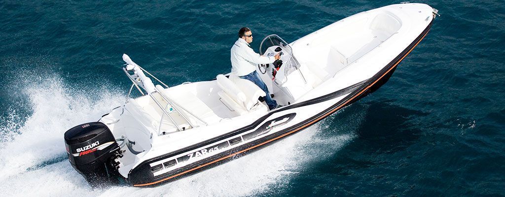 Un uomo sta guidando una barca bianca nell'oceano