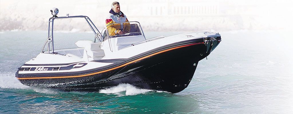 Un uomo sta guidando una barca nell'acqua.