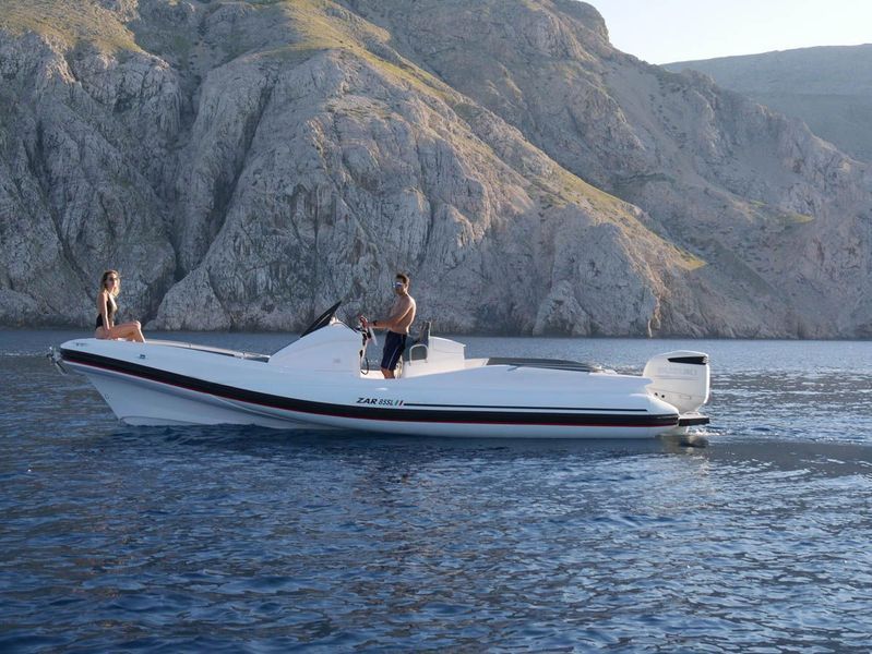Un uomo e una donna sono seduti su una barca nell'oceano.