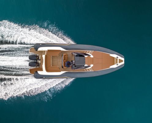Una vista aerea di una barca che galleggia su uno specchio d'acqua.