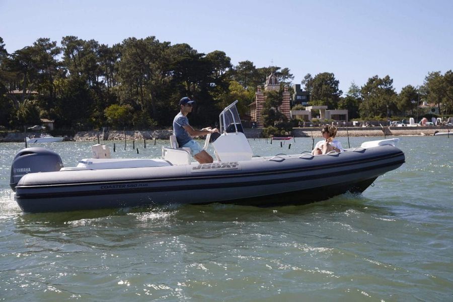 Un uomo sta guidando una barca in acqua