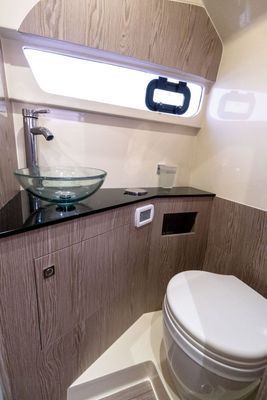 Un bagno su una barca con lavandino e water.