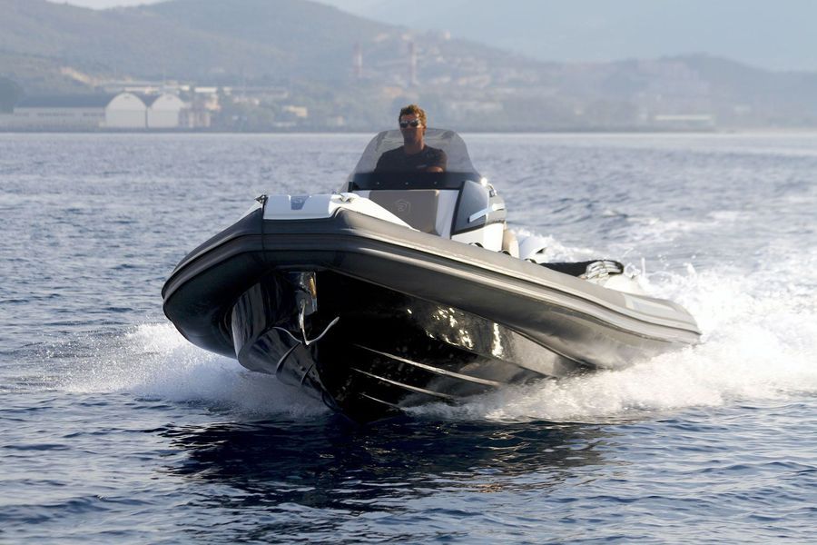 Un uomo sta guidando una barca nell'oceano.