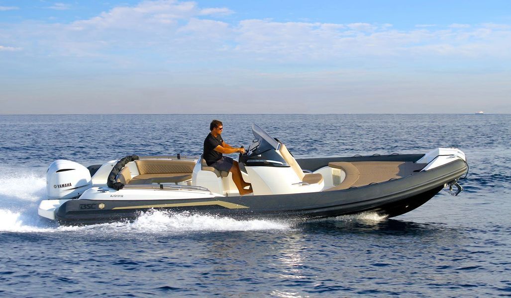 Un uomo sta guidando una barca nell'oceano.