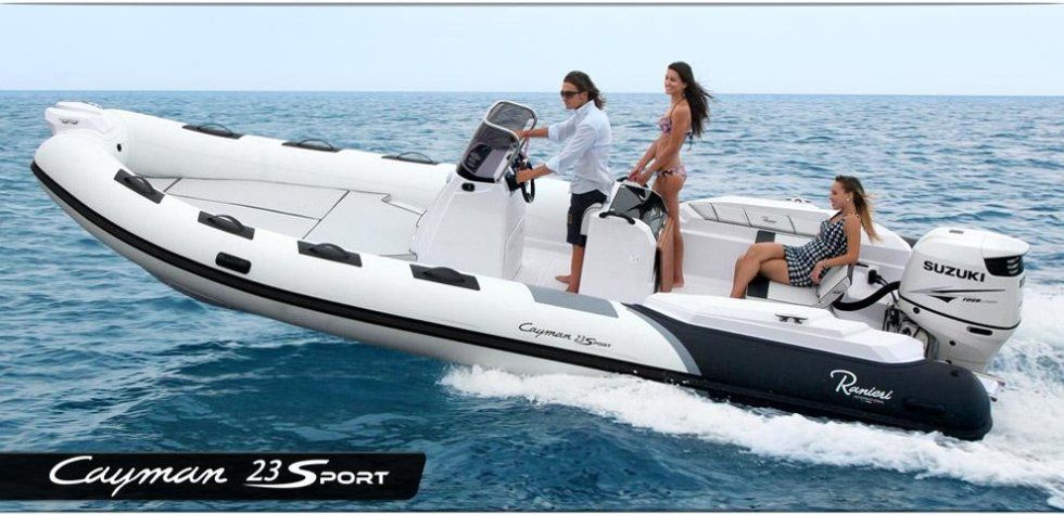 Un uomo e due donne stanno viaggiando su una barca nell'oceano.