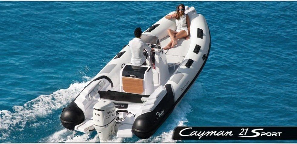 Una barca sportiva Cayman 21 con due persone a bordo