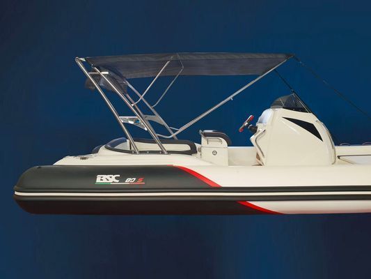 Una barca con la scritta esc sul lato