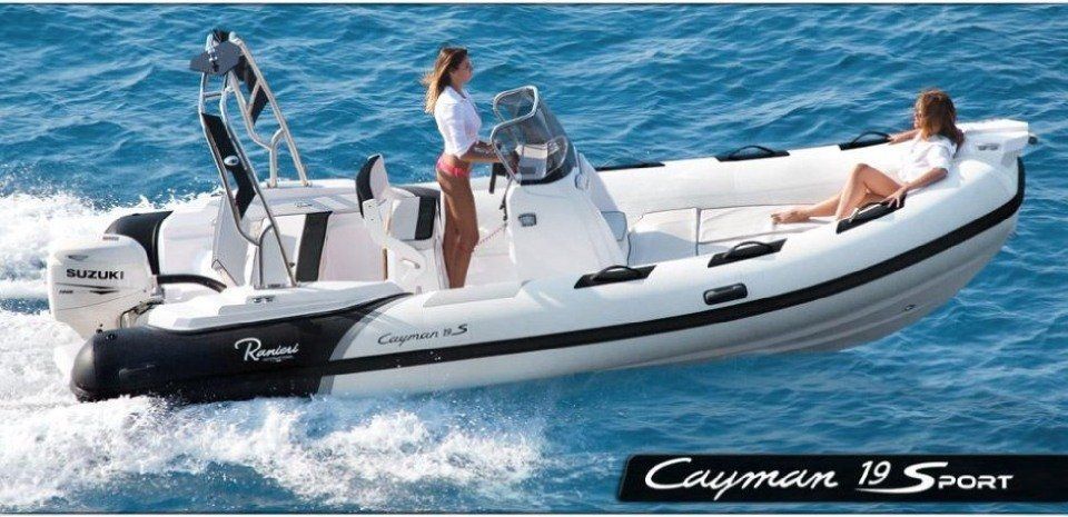 Una barca sportiva Cayman 19 con due persone a bordo