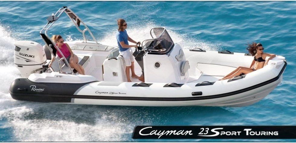 Una barca sportiva da turismo Cayman 23 con persone a bordo