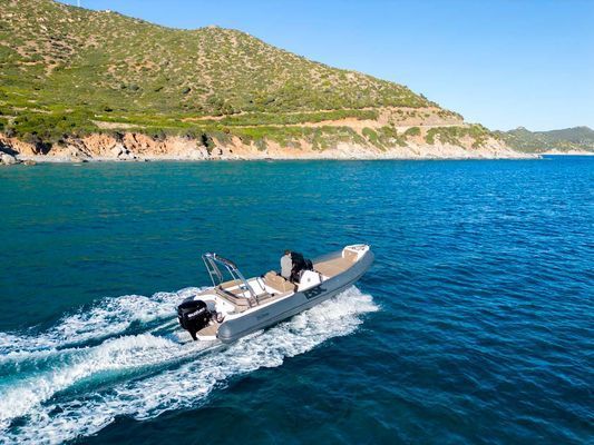 Una vista aerea di una barca che galleggia su uno specchio d'acqua.
