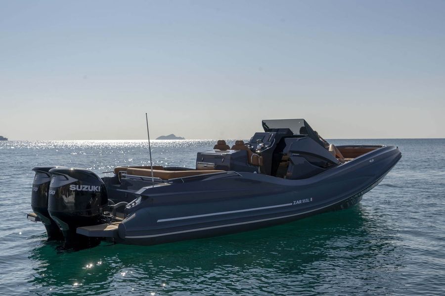 Una barca blu galleggia sulla superficie di uno specchio d'acqua.