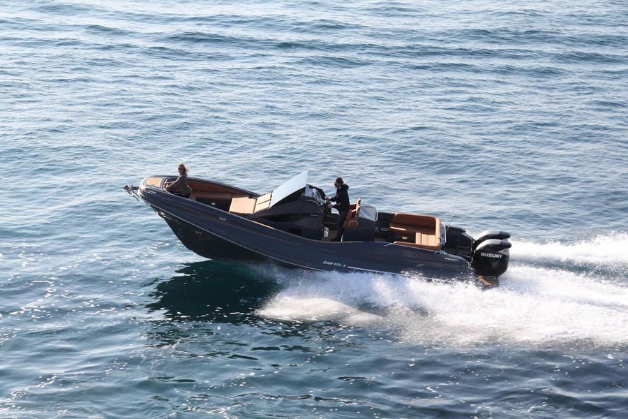 Una barca galleggia sulla superficie di uno specchio d'acqua.
