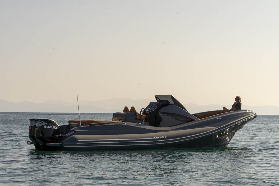 Una barca galleggia sulla superficie di uno specchio d'acqua.