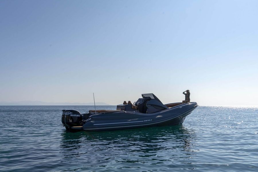 Una barca galleggia sulla superficie di uno specchio d'acqua.